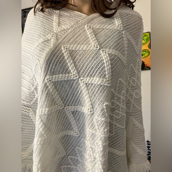 ๐
บNever used Mia & Tess Ivory/Cream Fringe Triangle Point Poncho Wrap One Size - Picture 7 of 12